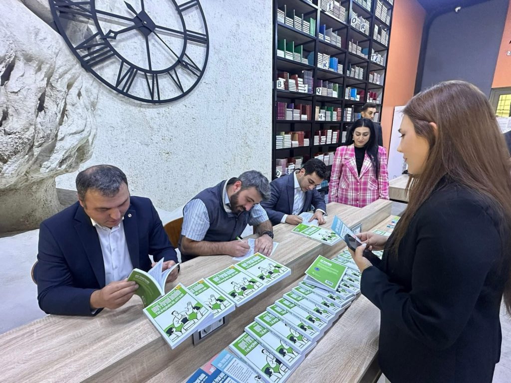 Gənc müəllimlər üçün “Qeyri-formal təhsildə təlimçinin əl kitabı” təqdim olunub